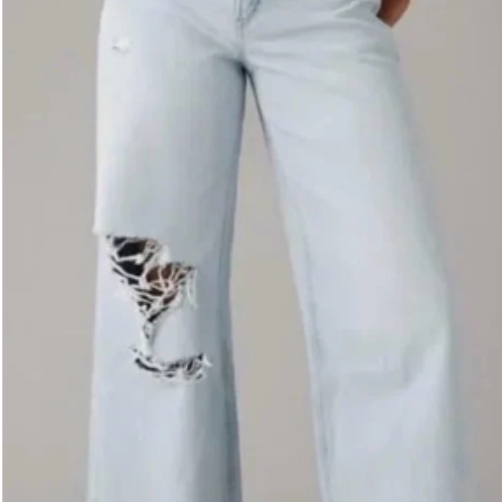American eagle Women's Light Blue Distressed Jeans